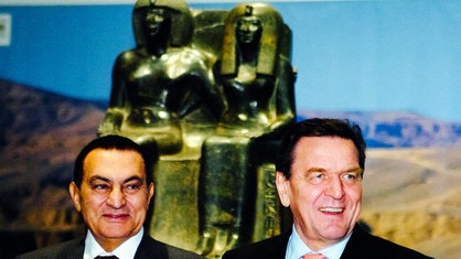 Der ägyptische präsident Hosni Mubarak und der damalige Bundeskanzler Gerhard Schröder vor einem Ausstellungsstück der Tutanchamun-Ausstellung in Bonn.