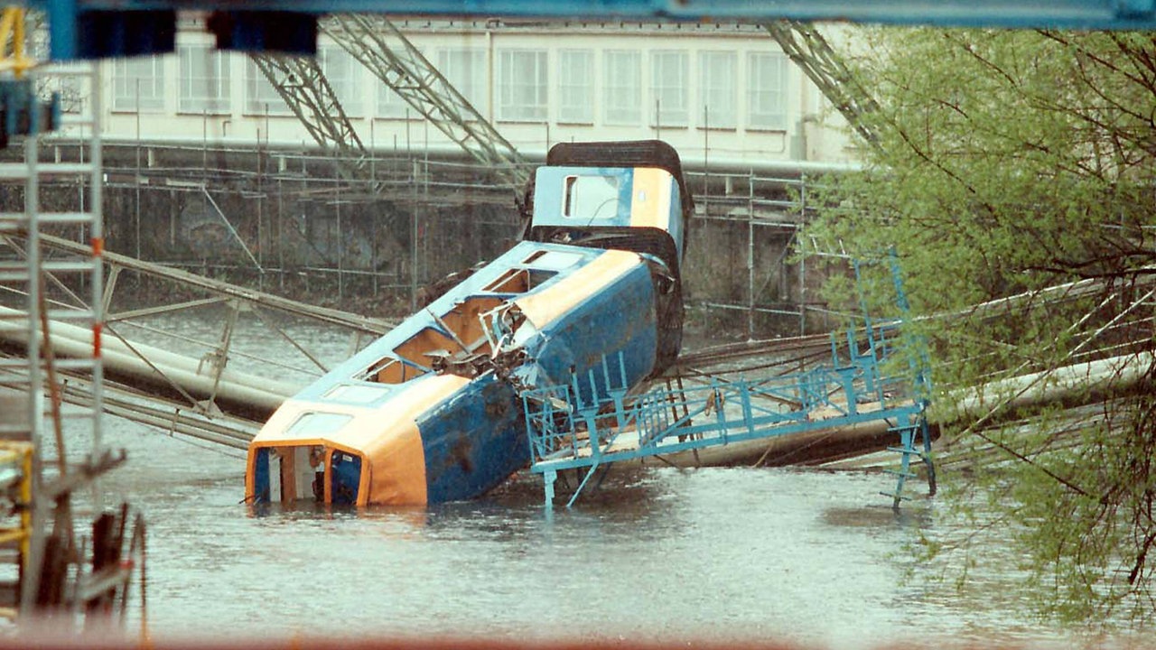 Die Wuppertaler Schwebebahn liegt nach dem Absturz im Wasser