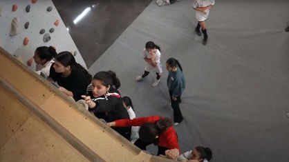 Mädchen der Initiative "Scoring Girls" in der Kletterhalle