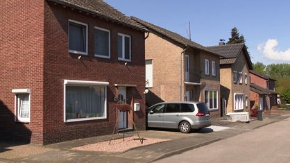 Eine Straße mit Häusern im niederländischen Baustil.