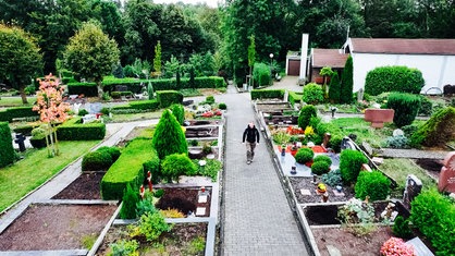 John Reinarz läuft über den Friedhof in Solingen.