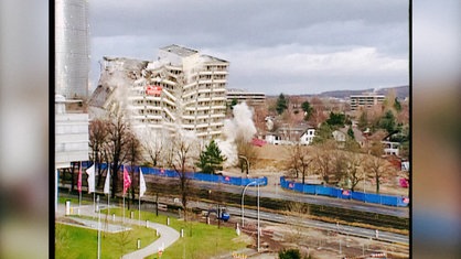 Das Konrad-Adenauer-Hauses in Bonn bricht bei der geplanten Sprengung zusammen.