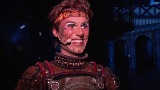 Rusty-Darsteller Luca Maus aus Dortmund steht im Kostüm hinter der Bühne von "Starlight Express"