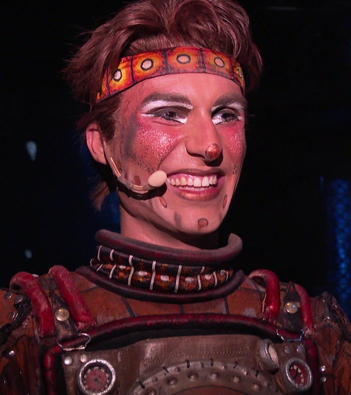 Rusty-Darsteller Luca Maus aus Dortmund steht im Kostüm hinter der Bühne von "Starlight Express"