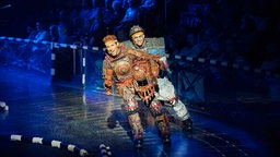 Luca Maus als Rusty zusammen mit dem Eisenwagen Dustin während der Show von "Starlight Express"