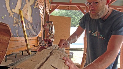 Björn Schütz arbeitet an einem Holzstück