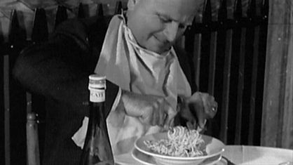 Aus dem Archiv: Ein Deutscher versucht sich an Spaghetti