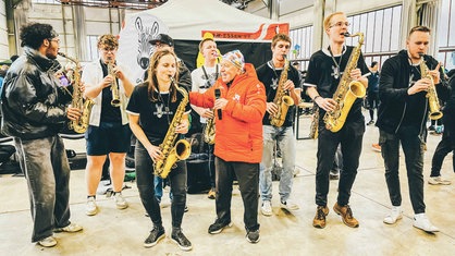 8-köpfige Brassband "Die Zebras", Peter Berghaus zwischen den Mitgliedern.