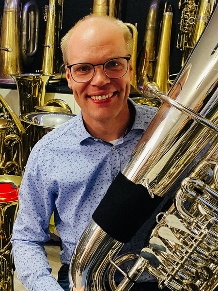 Daniel Ridder mit einer Tuba in seinem Musikzimmer