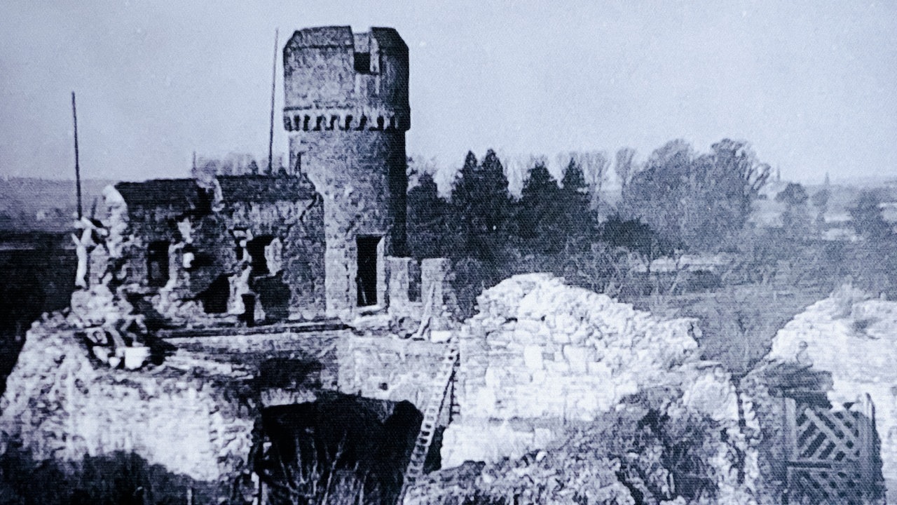 Ein Schwarz-Weißfoto des zerstörten Weiertors