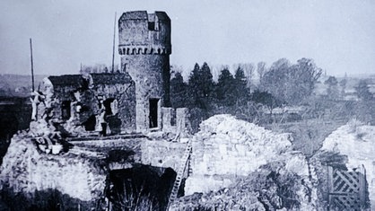 Ein Schwarz-Weißfoto des zerstörten Weiertors