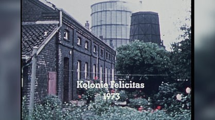 Eine alte Aufnahme von einer Wohnsiedlung mit Backsteinhäusern aus den 70er Jahren