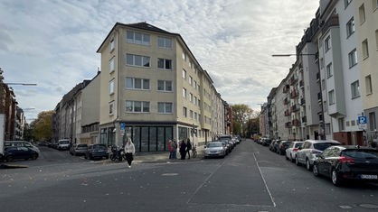 Eine Straßenkreuzung in Köln, die Staße ist komplett zugeparkt