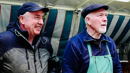 Volker Schling links und Siegfried Schling rechts auf dem Detmolder Wochenmarkt.