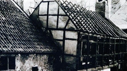 Ein historisches Foto zeigt ein halbverfallenes Haus ohne Dach