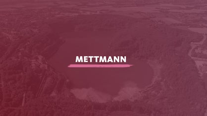 Der Blick von oben auf den Blauen See in Wülfrath. Darauf der Schriftzug "Mettmann".