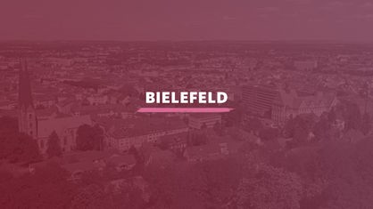 Der Blick von oben auf die Stadt Bielefeld. Darauf der Schriftzug "Bielefeld".