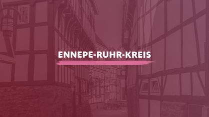 Der Blick auf eine Straße gesäumt mit Fachwerkhäusern. Darauf der Schriftzug "Ennepe-Ruhr-Kreis".
