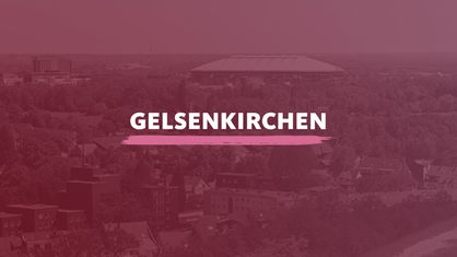 Der Blick von oben auf Gelsenkirchen mit der Veltins-Arena im Hintergrund. Darauf der Schriftzug "Gelsenkirchen".