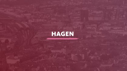 Der Blick von oben auf die Stadt Hagen. Darauf der Schriftzug "Hagen".