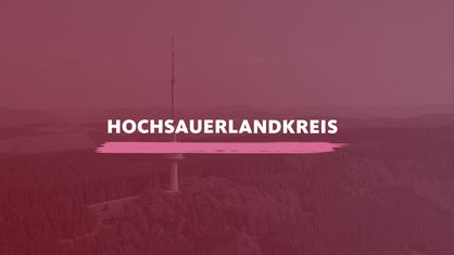 Der Fernmeldeturm Bödefeld im Panorama. Darauf der Schriftzug "Hochsauerlandkreis".