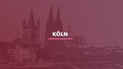 Der Blick auf die Innenstadt von Köln mit dem Dom im Hintergrund. Darauf der Schriftzug "Köln".