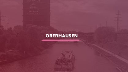 Der Blick von oben auf den Rhein-Herne-Kanal mit einer Fähre, die gerade Oberhausen durchquert. Darauf der Schriftzug "Oberhausen".