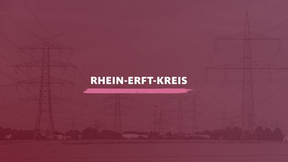 Strommasten der Leitung Ultranet sind bei Pulheim-Brauweiler im Rhein-Erft-Kreis zu sehen. Darauf der Schriftzug "Rhein-Erft-Kreis".