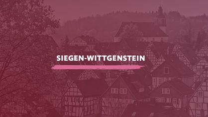 Der Blick von oben auf den Alten Flecken, die historische Altstadt Freudenbergs im Herbst. Darauf der Schriftzug "Siegen-Wittgenstein".