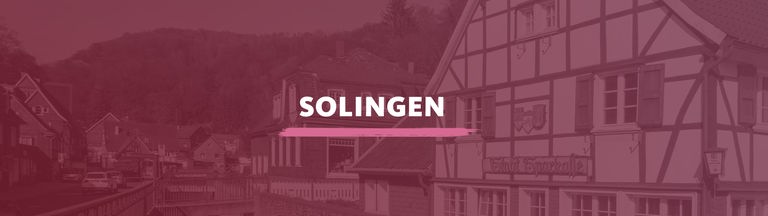 Der Eschbach, der durch Solingen-Burg fließt mit Fachwerkhäusern im Hintergrund. Darauf der Schriftzug "Solingen".