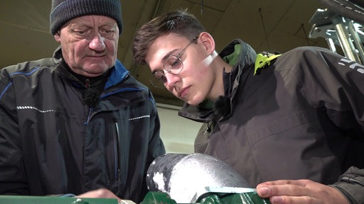 Karl-Heinz Suttrup und Lenny Tertilt arbeiten zusammen in der Werkstatt.