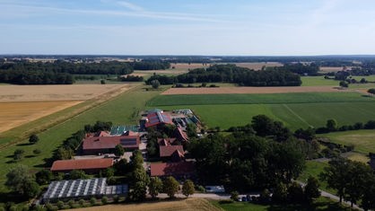 Luftaufnahme des Biohofs Klanhorst. Mehrere Gebäude umgegeben von grünen Feldern.