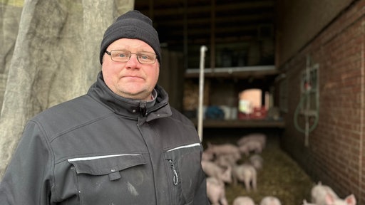 Landwirt Tobias Beermann aus haltern am See vor seinem Schweinestall