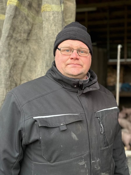 Landwirt Tobias Beermann aus haltern am See vor seinem Schweinestall