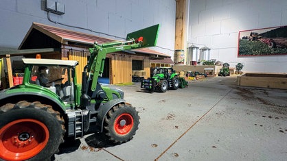 Miniaturwelt mit Traktoren und landwirtschaftlichen Gebäuden