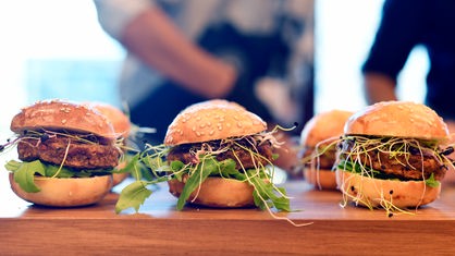 Burger mit Patties, in denen Mehlwürmer enthalten sind.