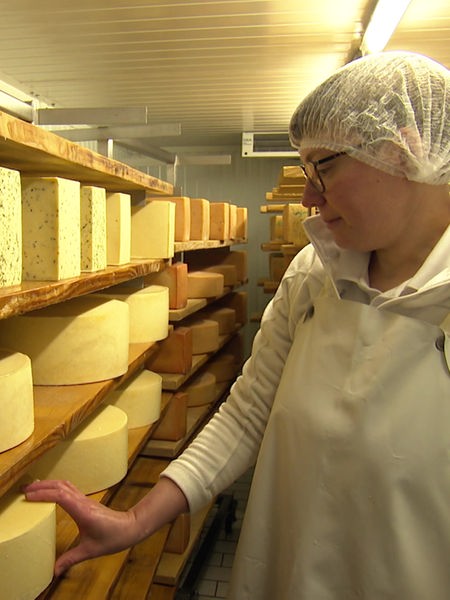 Jessica Zacharias (Käsepflegerin) in ihrer Käsemanufaktur