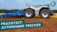 Ein autonomer selbstfahrender Trecker mit einem Pflug auf einem Feld. Darauf der Schriftzug "Praxistest: Autonomer Trecker"