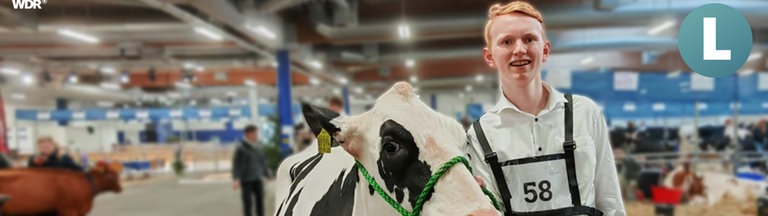 Ein junger Mann hält ein geflecktes Rind an der Hand, er hat ein Schild mit der Wettbewerbsnummer 58 um