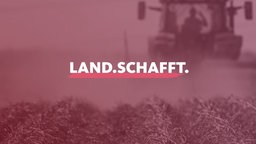 Im Hintergrund ist ein Traktor, davor das Logo von Land.Schafft.