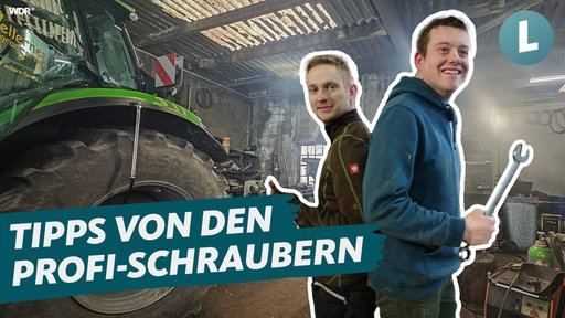 Die beiden Landtechniker Jan und Maxi, im Hintergrund ihre Werkstatt mit einem Trecker