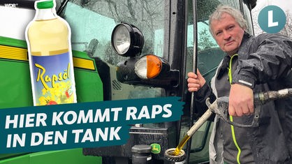 Landwirt Ulrich Holz schüttet Rapsöl in den Tank seines Treckers