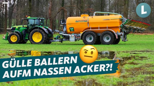 Ein grüner Trecker zieht hinter sich einen orangenen Gülleanhänger auf einem Acker her. Auf dem Foto steht: "Gülle ballern aufm nassen Acker?!", zusammen mit einem skeptisch-schauenden Emoji