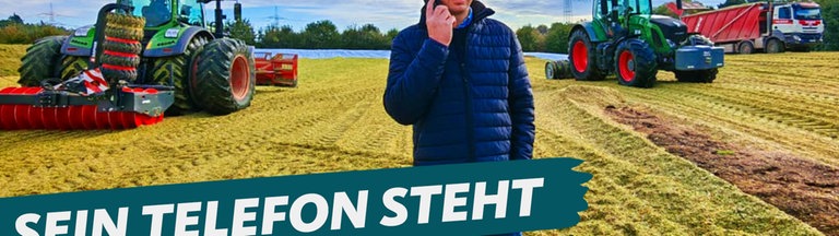 Tobias Schafmeister steht mit dem Handy am Ohr auf einem Feld.