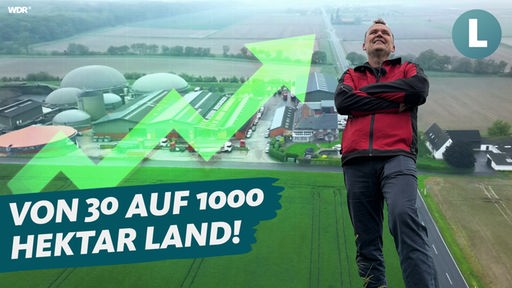 Fotocollage: Im Hintergrund eine Luftaufnahme eines großen Landbetriebs, rechts im Vordergrund: Mann mit verschränkten Armen und rot-schwarzer Arbeitskleidung, links im Vordergrund Schriftzug: "Von 30 auf 1000 Hektar Land"