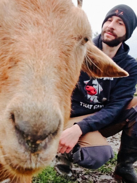 Markus Steudler und eine Ziege gucken in die Kamera