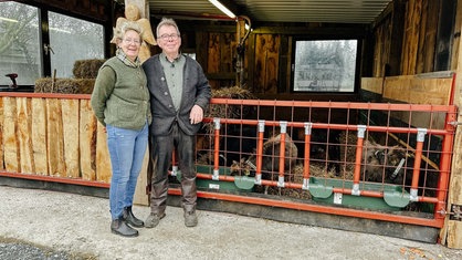 Hannelore und Klaus Scheidtweiler vor dem selbst gebauten Mini-Kuhstall