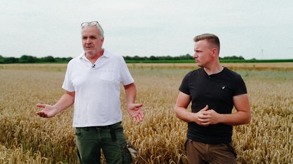 Zwei Männer stehen auf einem Feld