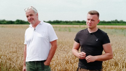 Zwei Männer stehen auf einem Feld