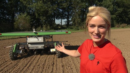 Landwirtin und Agrar-Influencerin Marie Hoffmann zeigt den Farmdroiden